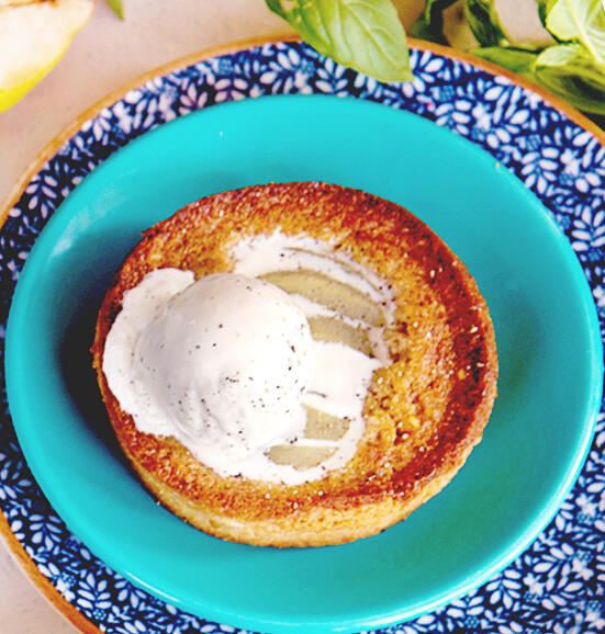 Пирог с грушей, грецким орехом и шариком мороженого