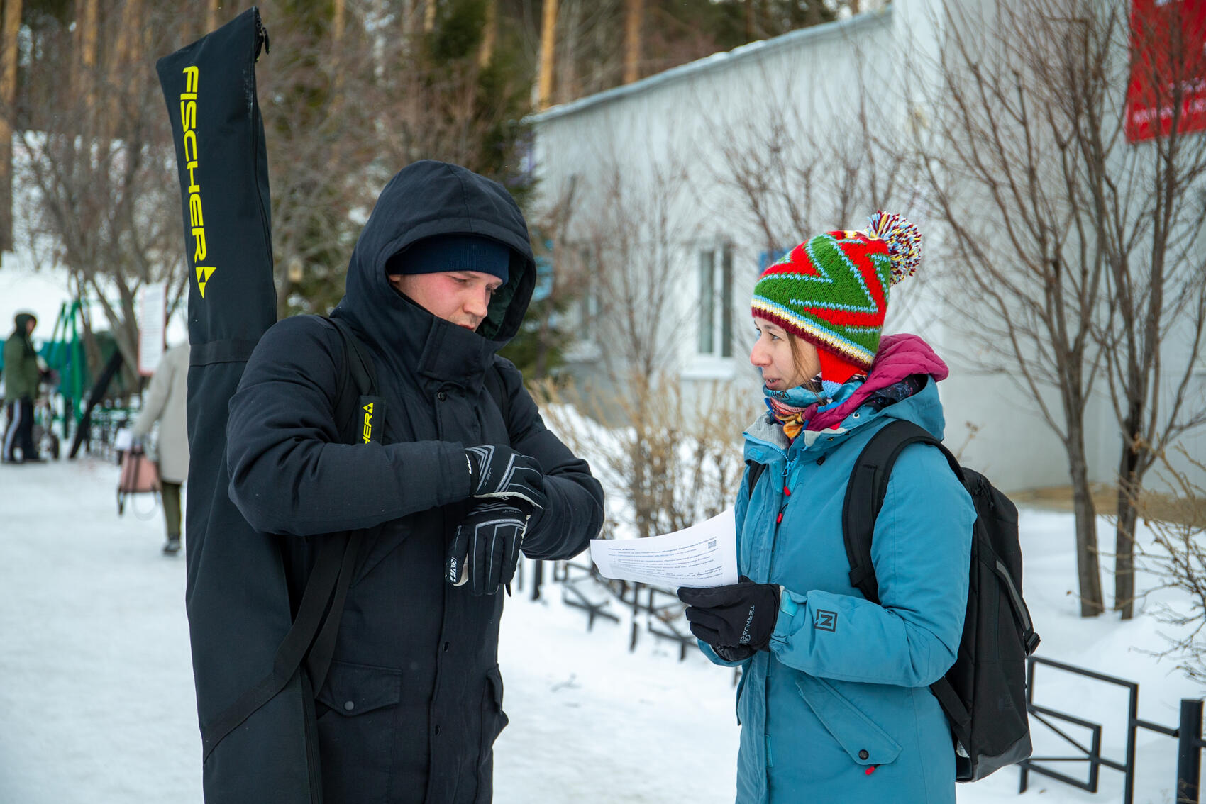 На встречу пришло небольшое количество людей. Активисты раздавали листовки с информацией людям, пришедшим в лесопарк покататься на лыжах и погулять. Фото: Илья Вага / It's My City