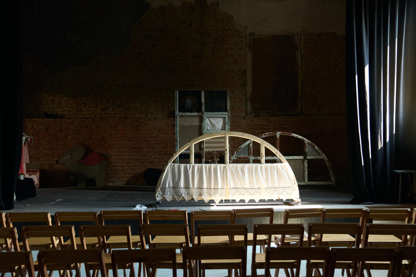 Зрительный зал и сцена кукольного театра