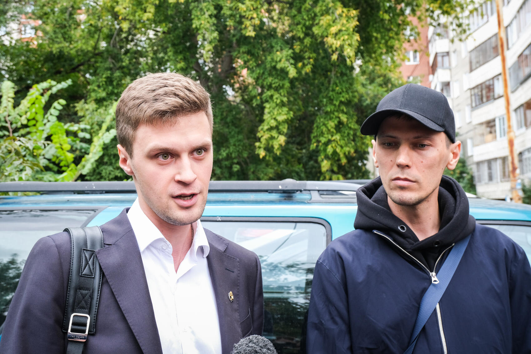 Адвокат Георгий Краснов и Владислав Постников. Фото: Саша Зубковский