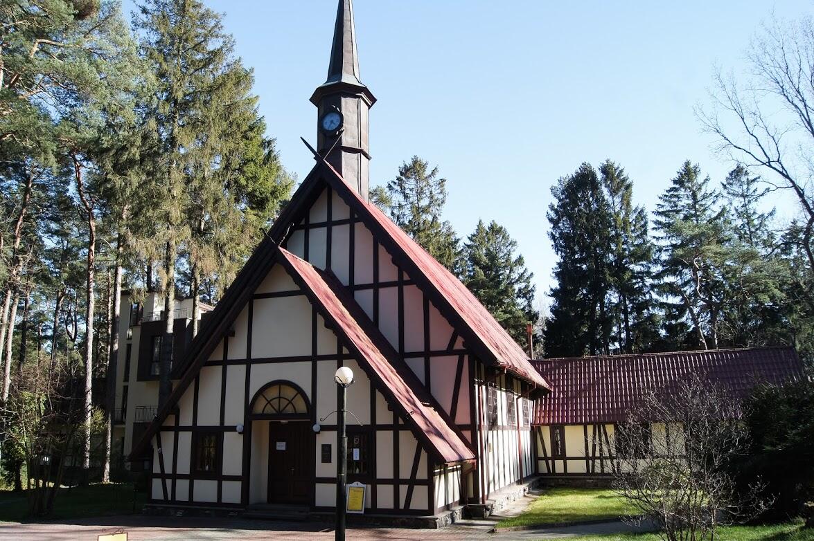 Органный зал Макаров на Курортной, 3. В архитектурном стиле здания прослеживаются элементы стиля фахверк