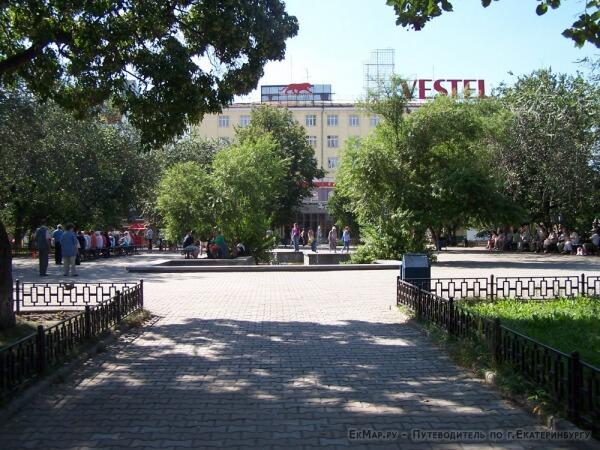 Теперь на месте сквера торговый центр. Фото: www.ekmap.ru