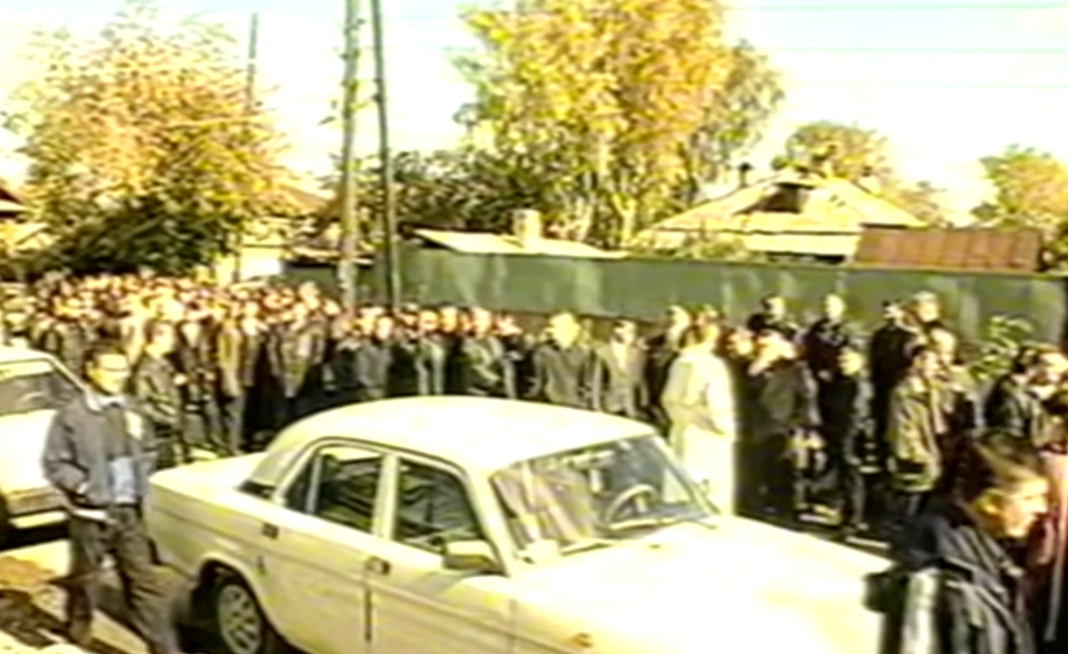 Похожую акцию устрашения, но без применения оружия, участники ОПС «Уралмаш» провели в Цыганском поселке в 1999 году. Стоп-кадр из сюжета ТАУ