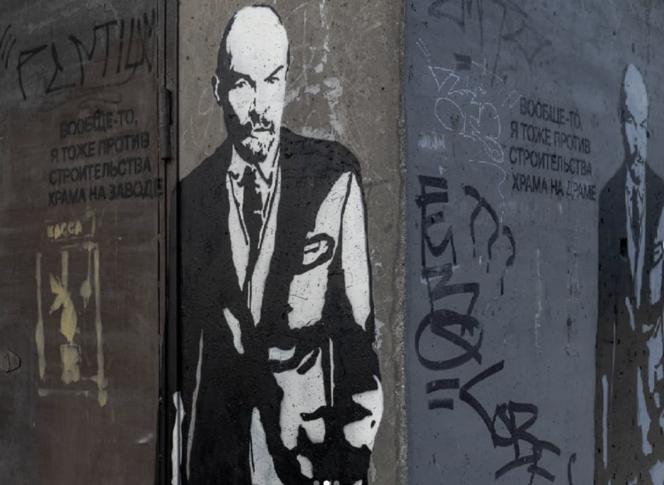 Справа – работа Ильи Мозги, слева – работа Алека для «Маргинальной ночи». Фото: соцсети «Маргинальной ночи»