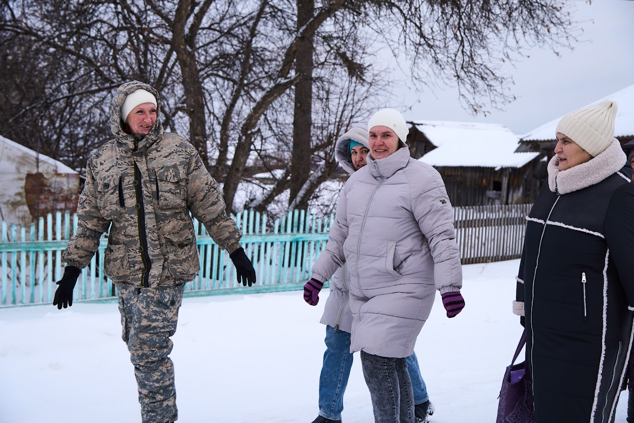 Мамы школьников и бывшая учительница Елена