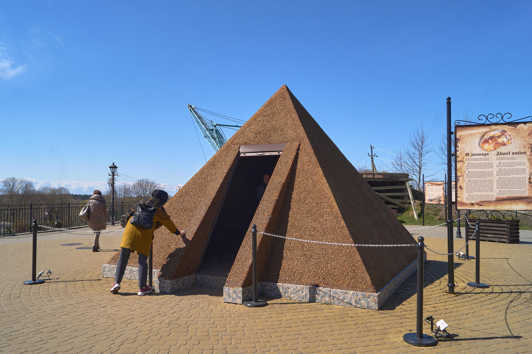 Пирамида из янтаря на смотровой площадке Приморского карьера