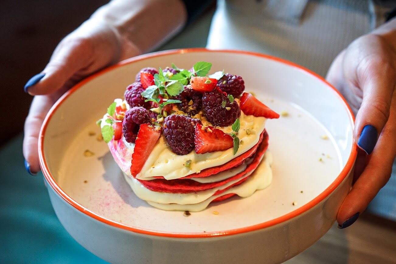 Панкейк с малиной, клубникой, розовой матчей и банановым кремом. Фото: Арина Томашова / It's My City