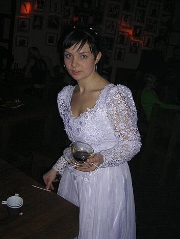 Бармен ПВ Оксана Троицкая иногда ходила на работу в свадебном платье. Фото из личного архива Оксаны Троицкой