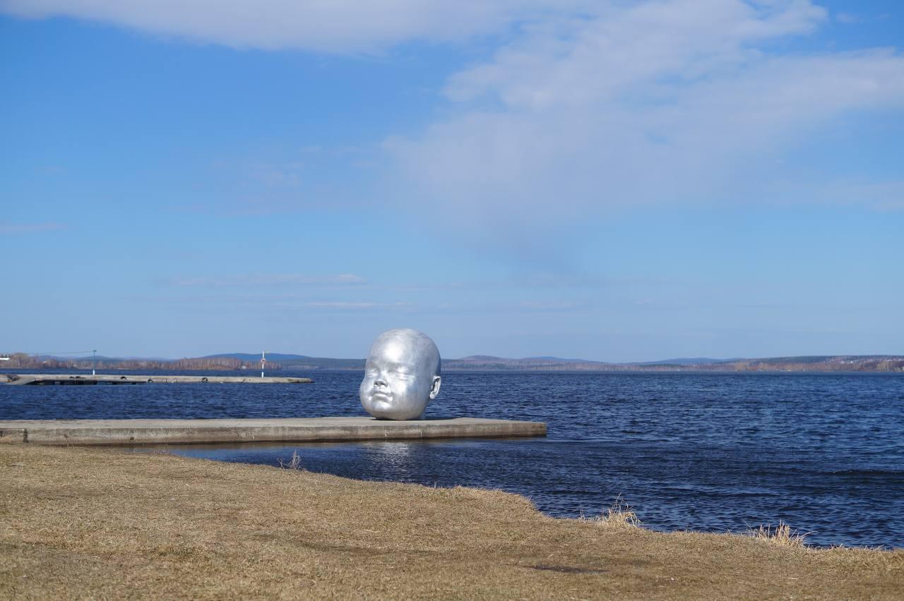 Недавно много претензий об уместности высказывали в отношении скульптуры «Индустриальный младенец» арт-группы LKKL на пирсе Верх-Исетского пруда в Екатеринбурге. Фото: пресс-служба фестиваля «ЧО»
