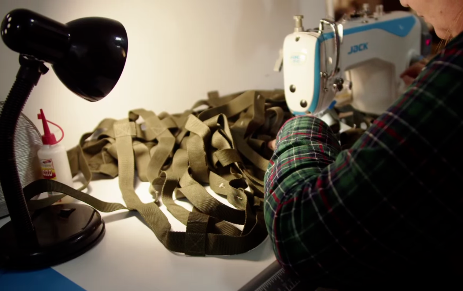 Процесс изготовления маскировочных сетей в подвале, где находился инклюзивный театр. Кадр из видео Евгения Макрушина