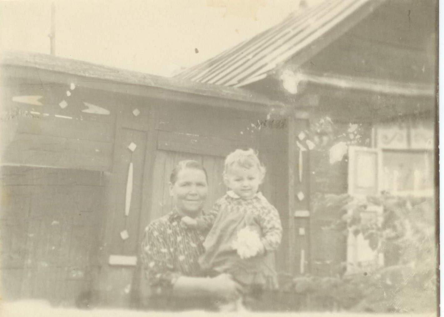 Маленькая Татьяна Знак с бабушкой у дома на Коркинской, 9. Фото предоставлено Татьяной Знак