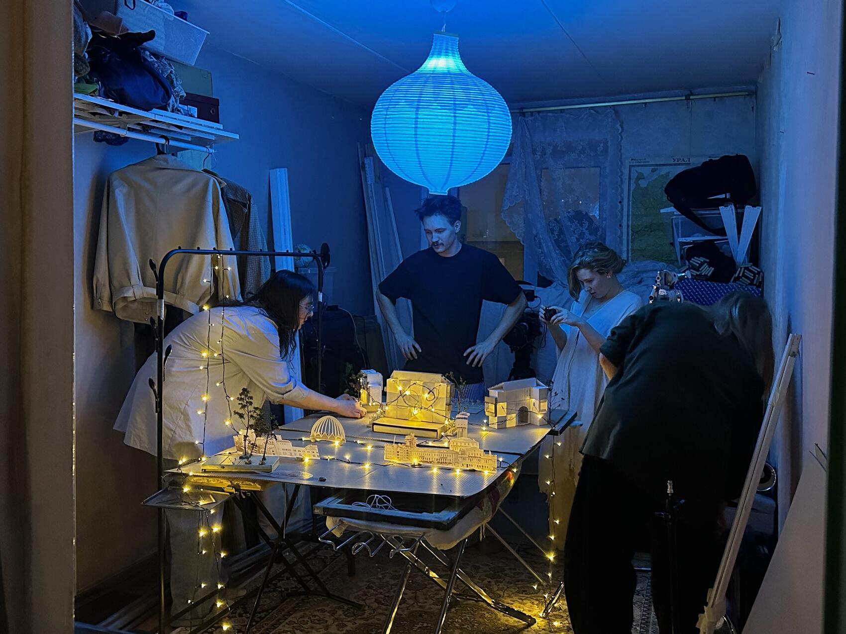 Катя, Ваня и Полина помогают с макетом для съемок финальных сцен клипа