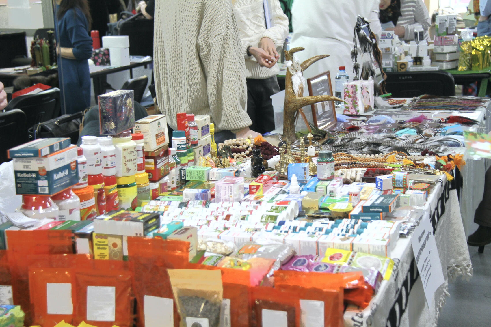 На ярмарке можно было найти сразу несколько столов, где продавали таблетки. Конечно, все это не лекарства, а биоактивные добавки, которые якобы нацелены на «оздоровление» человека. Фото: Мария Рубинина / It's My City 