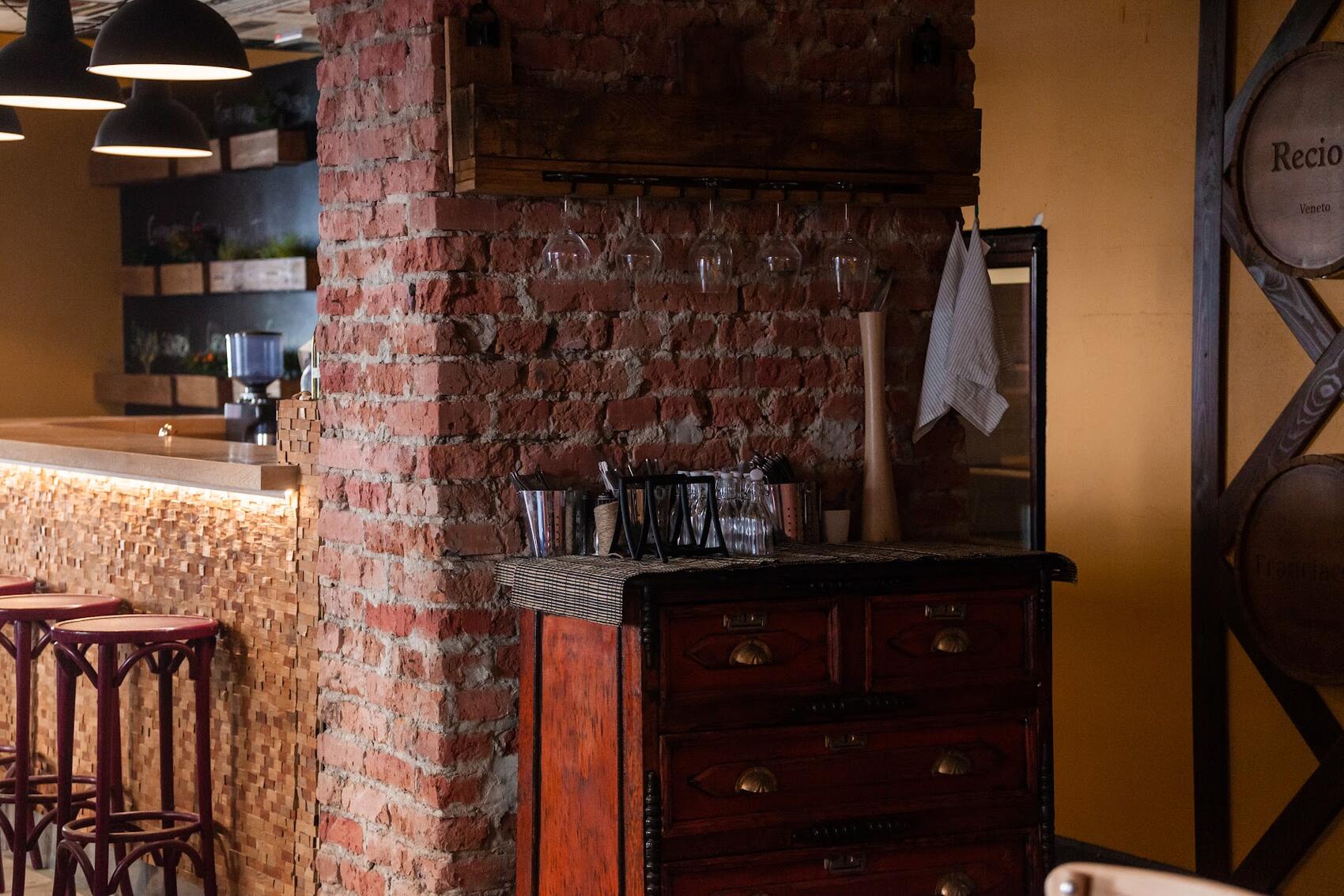 Комод, который отреставрировал Марчелло и стойка для бокалов, созданная им. Фото: Игорь Брук / It's My City