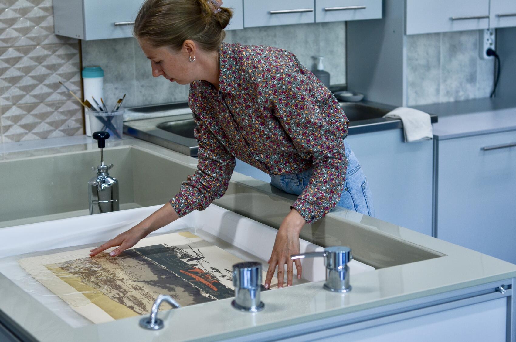 По словам Марии, реставраторы не пытаются добиться абсолютно белого листа, так как он живет уже долгое время, и приобретение желтизны со временем — это естественно для бумаги