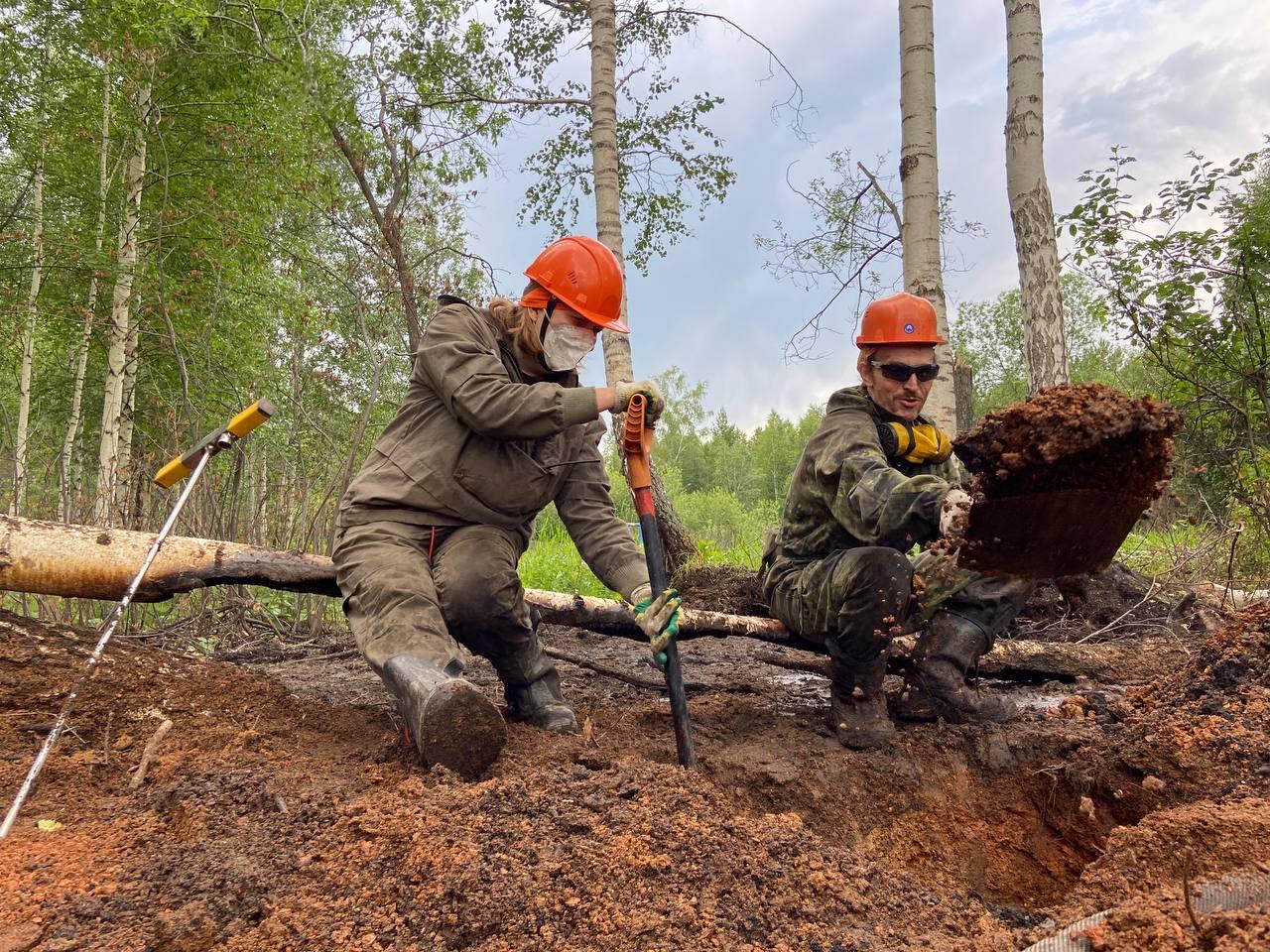 Волонтеры раскапывают торф, чтобы затем его залить водой и потушить. Фото предоставлено Викторией