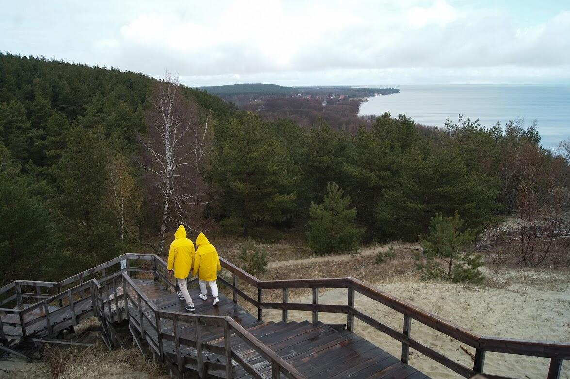 С высшей точки смотровой площадки можно посмотреть на дюну Эфа и на поселок Морское