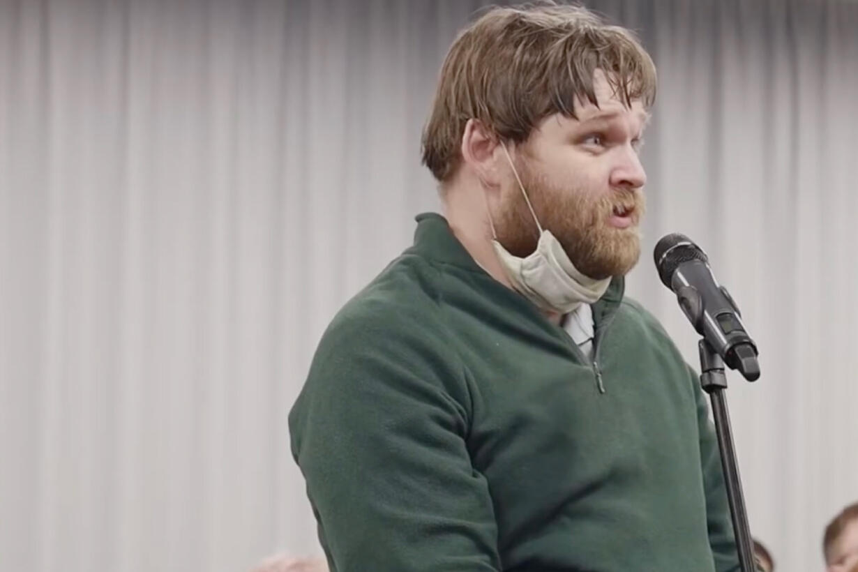 Иван Абатуров задает вопрос на лекции в «Ельцин-центре». Скриншот: президентский центр Бориса Ельцина / YouTube