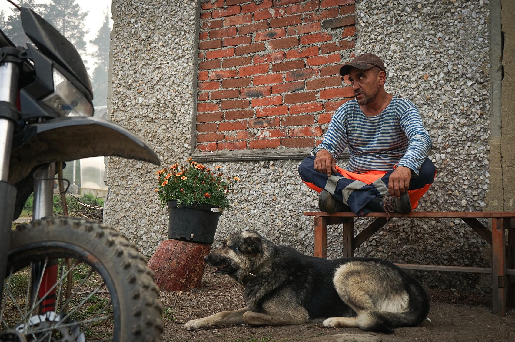Сторож Николай и его пес Шурик. Фото: Арина Томашова / It's My City
