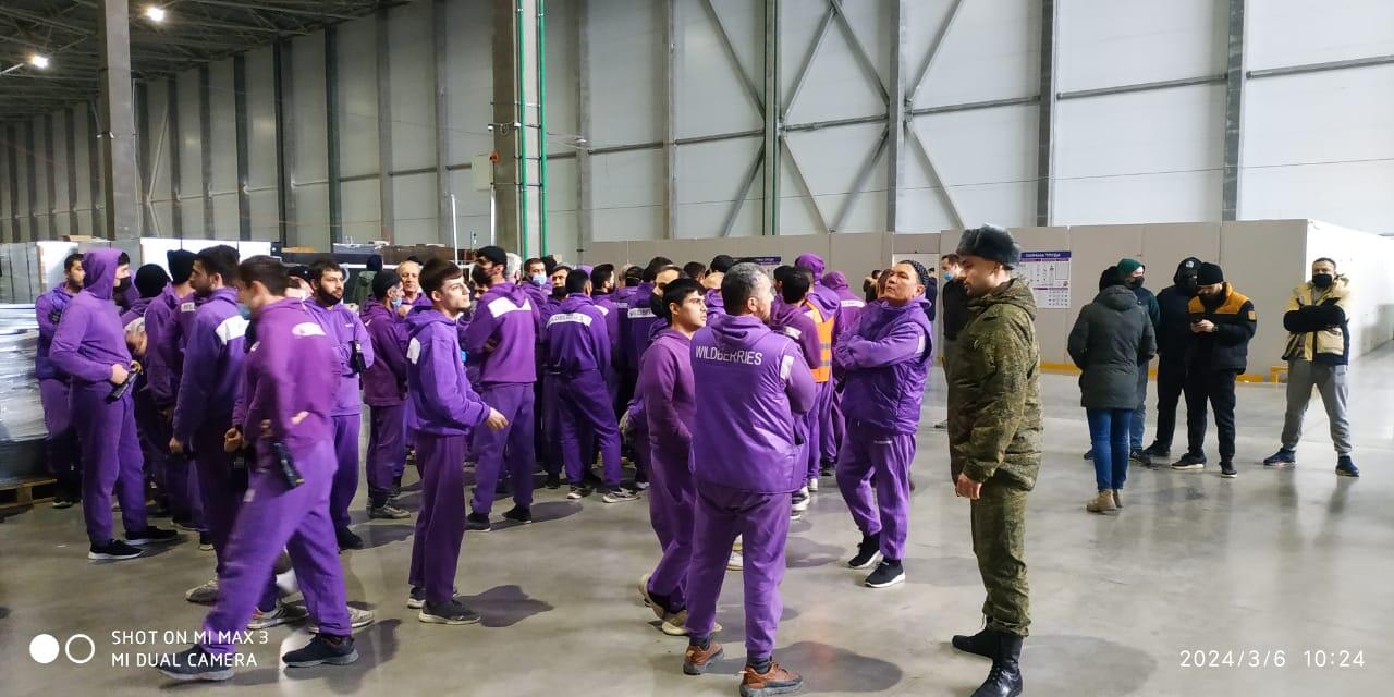 Рейд силовиков в марте 2024 года на складе Wildberries в Кольцово. Фото: пресс-служба военного следственного управления СКР по Центральному военному округу