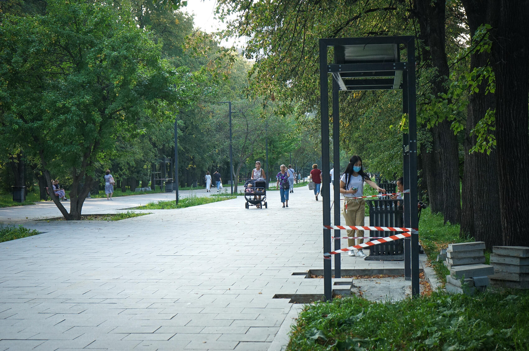 Парк у Дворца молодежи в Екатеринбурге полностью открыли ко Дню города. Но  дорожки еще кладут, а качели закрыты лентами