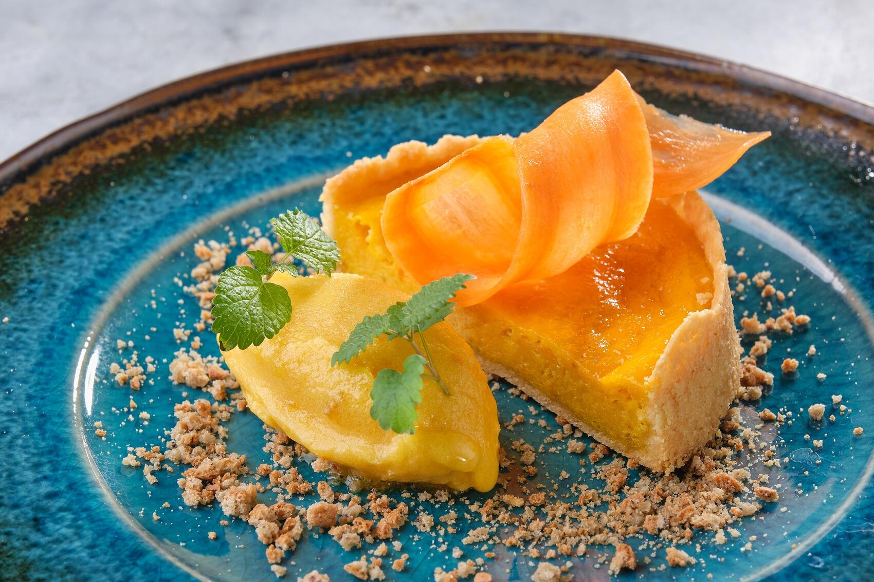 Морковный тарт с сорбетом из манго. Фото: Asado Group