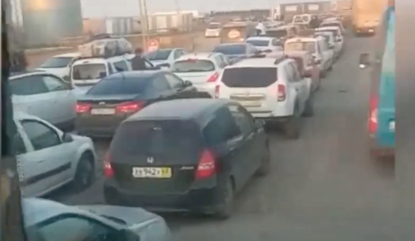 Очередь на границе Казахстана и России. Фото: скрин видео на YouTube