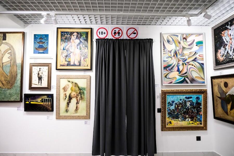 Секретный зал, за шторками скрываются картины, которые нельзя показывать детям. Фото: Саша Зубковский / It's My City