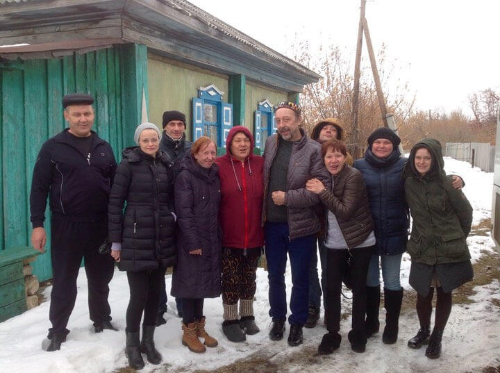 Николай Коляда у своего дома в Пресногорьковке. Фото: Николай Коляда / Facebook 