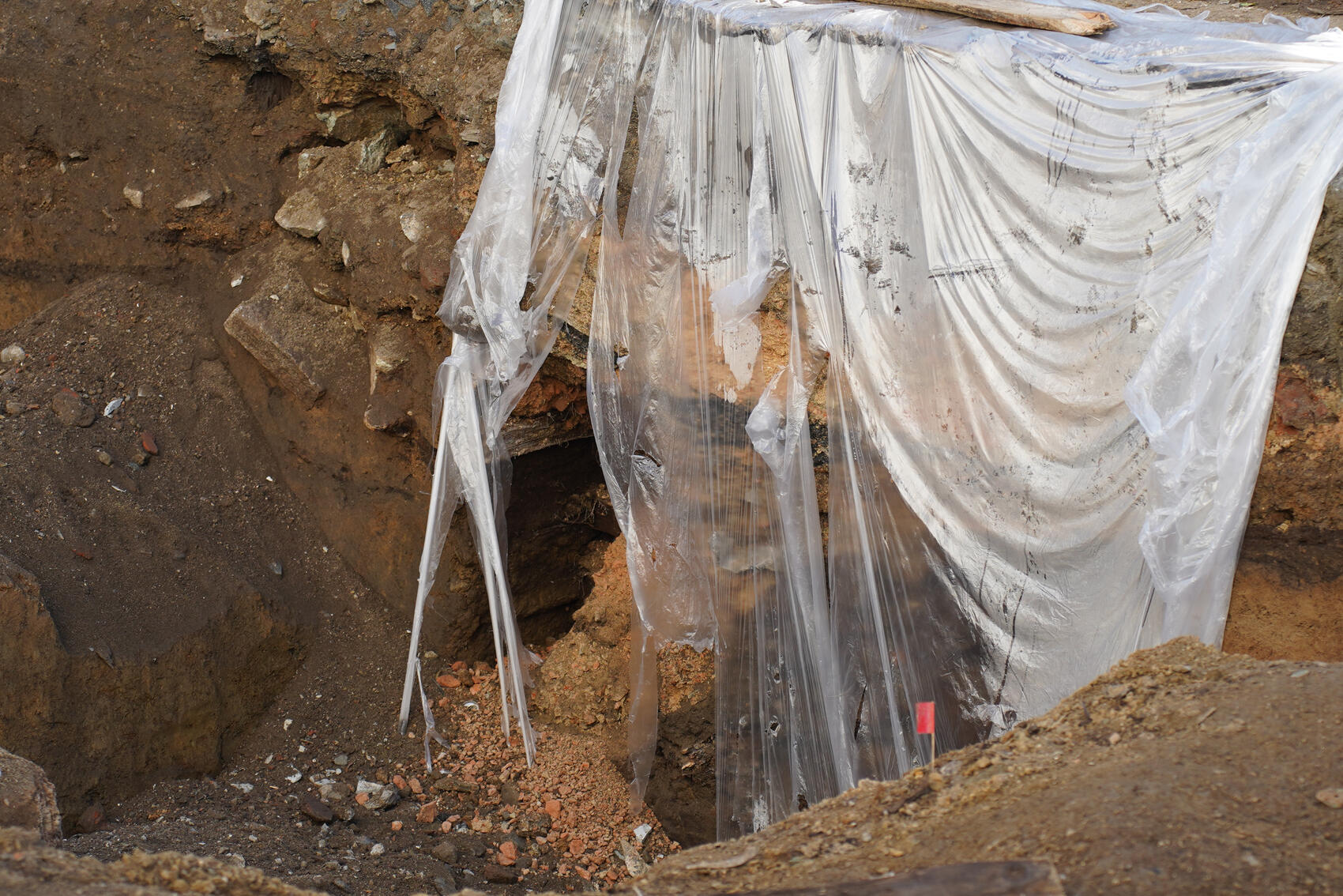 Деревянный короб прикрыли пленкой, чтобы внутрь не попали осадки. Фото: Елена Елизарова / It’s My&nbsp;City