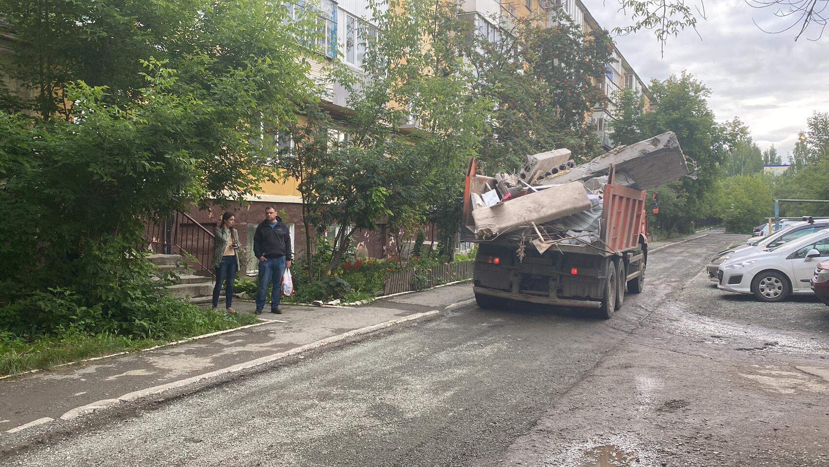 Грузовик увозит плиту обрушившегося дома на Сибирской