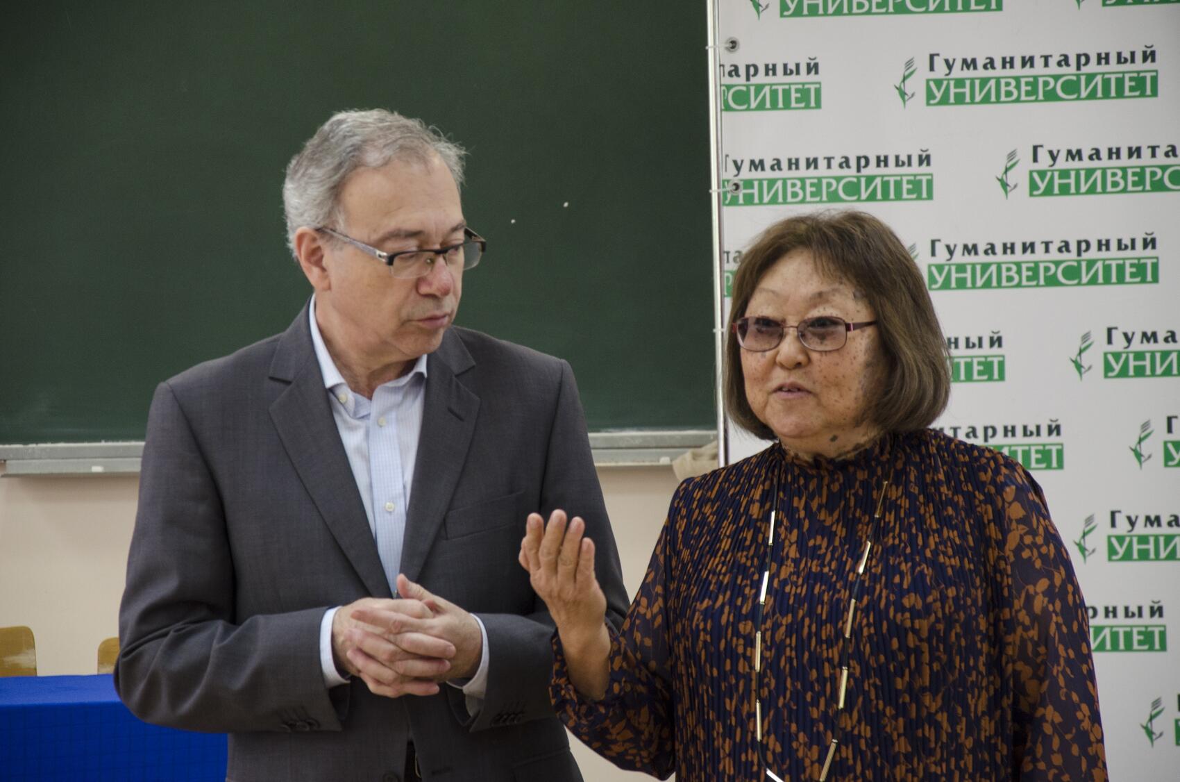 Ректор ГУ Лев Закс и декан факультета журналистики Светлана Балмаева. Фото: факультет журналистики ГУ / «ВКонтакте»