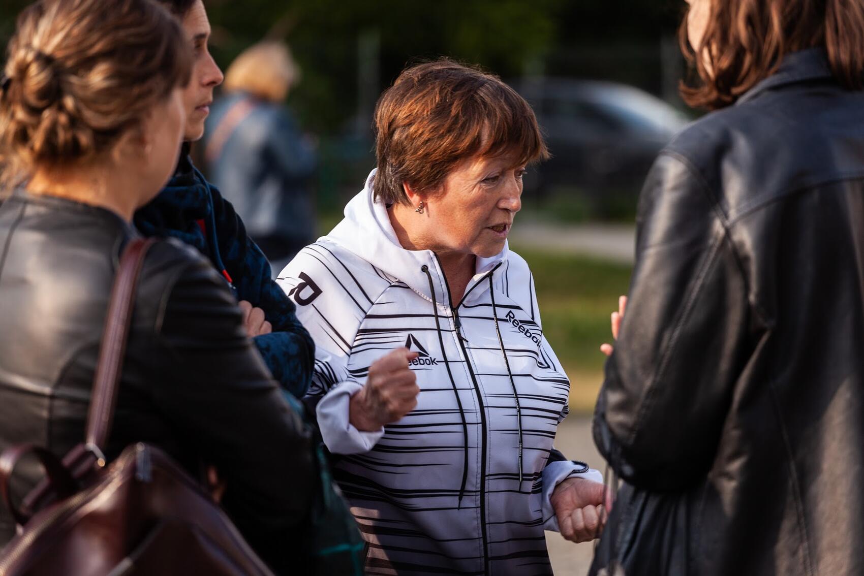 Надежде, как и большинству жителей, не хочется, чтобы асфальт меняли на плитку. Фото: Игорь Брук / It's My City
