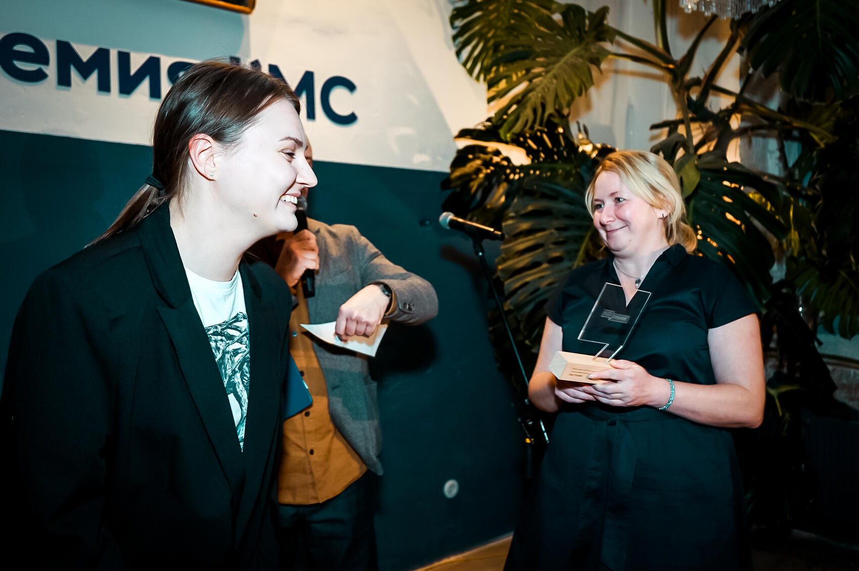 Журналистка Znak.com Ольга Балюк вручает премию Анастасии Катаковой, представительнице «Сада Нурова»