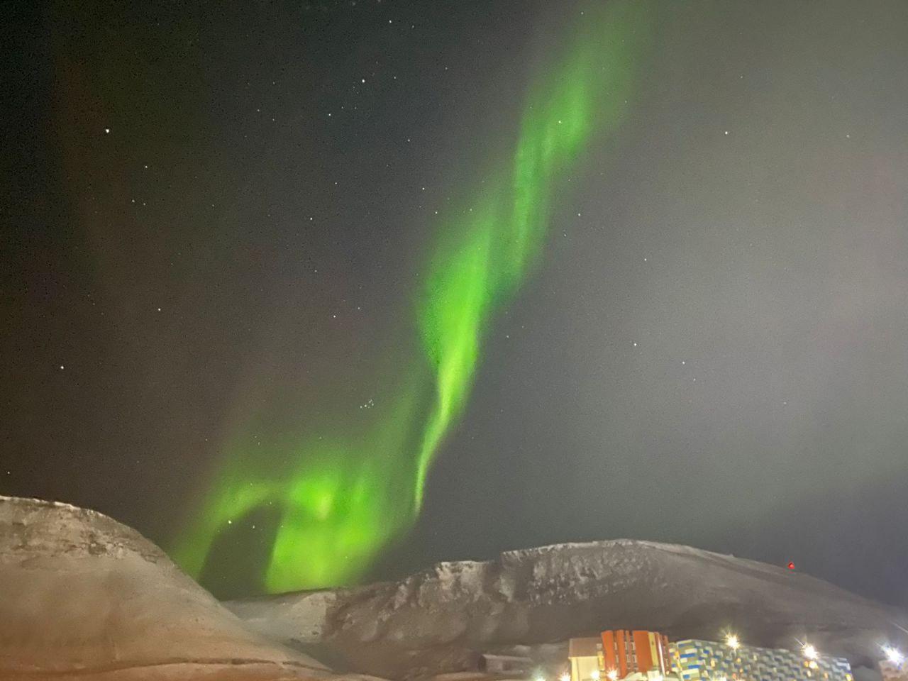 Северное сияние над Баренцбургом. Фото Ларисы Красноселовой