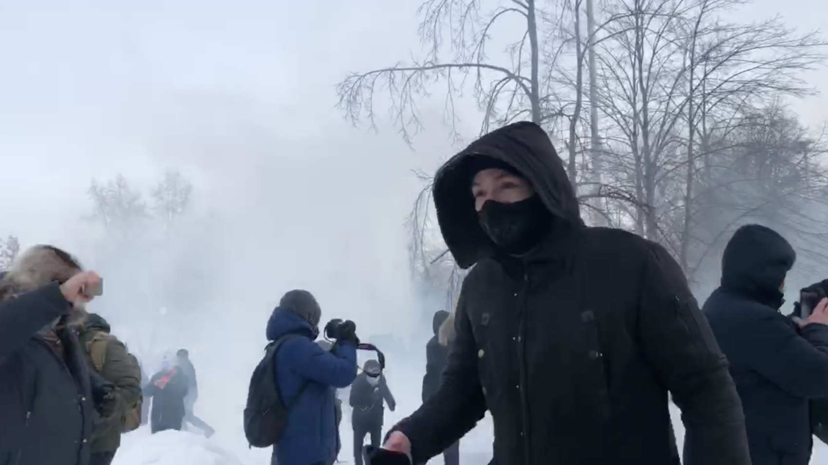 Стоп-кадр из видео 23 января, когда в толпе взорвался предмет, похожий на дымовую шашку