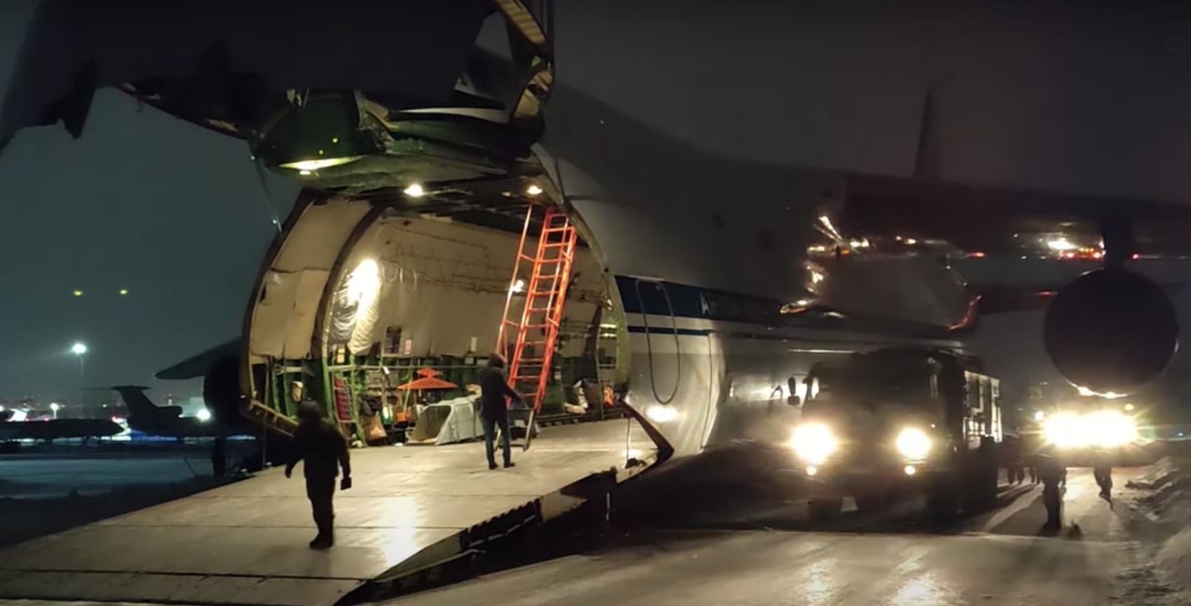 Переброска российских миротворцев в Казахстан. Стоп-кадр видео Минобороны РФ