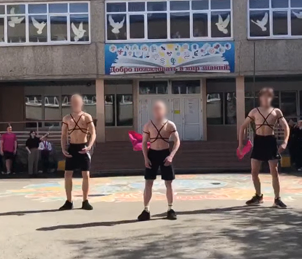 Скриншот из видео с танцем учеников