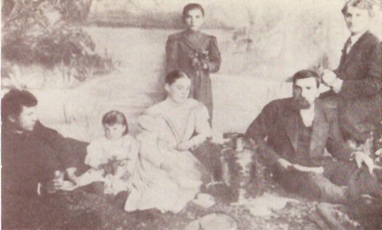 Анна Бычкова (на фото стоит) с семьей в Нязепетровске. Фото из книги Селиванова