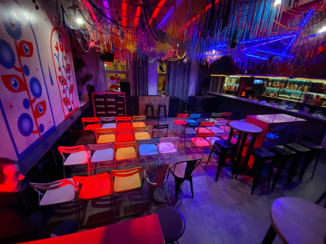 Так бар выглядит, когда превращается в театральную платформу