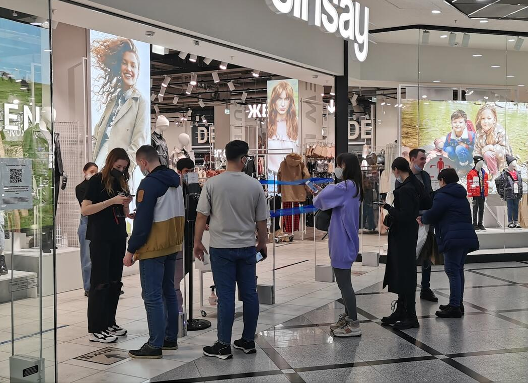 Проверка QR-кодов при входе в отдельные магазины ТРЦ. Фото: Иван Рублев / It's My City