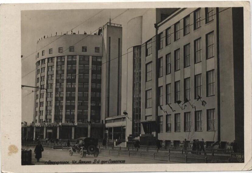 Справа — ДК Дзержинского, где проходили партсобрания чекистов. Сейчас это здание свердловского областного краеведческого музея