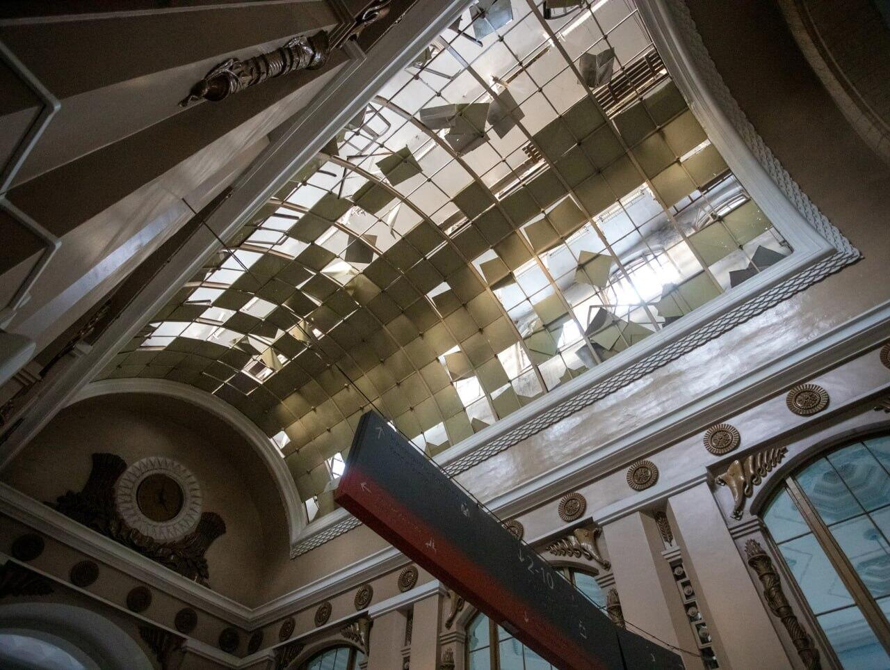 Повреждения на крыше вокзала в Курске. Фото: Роман Старовойт