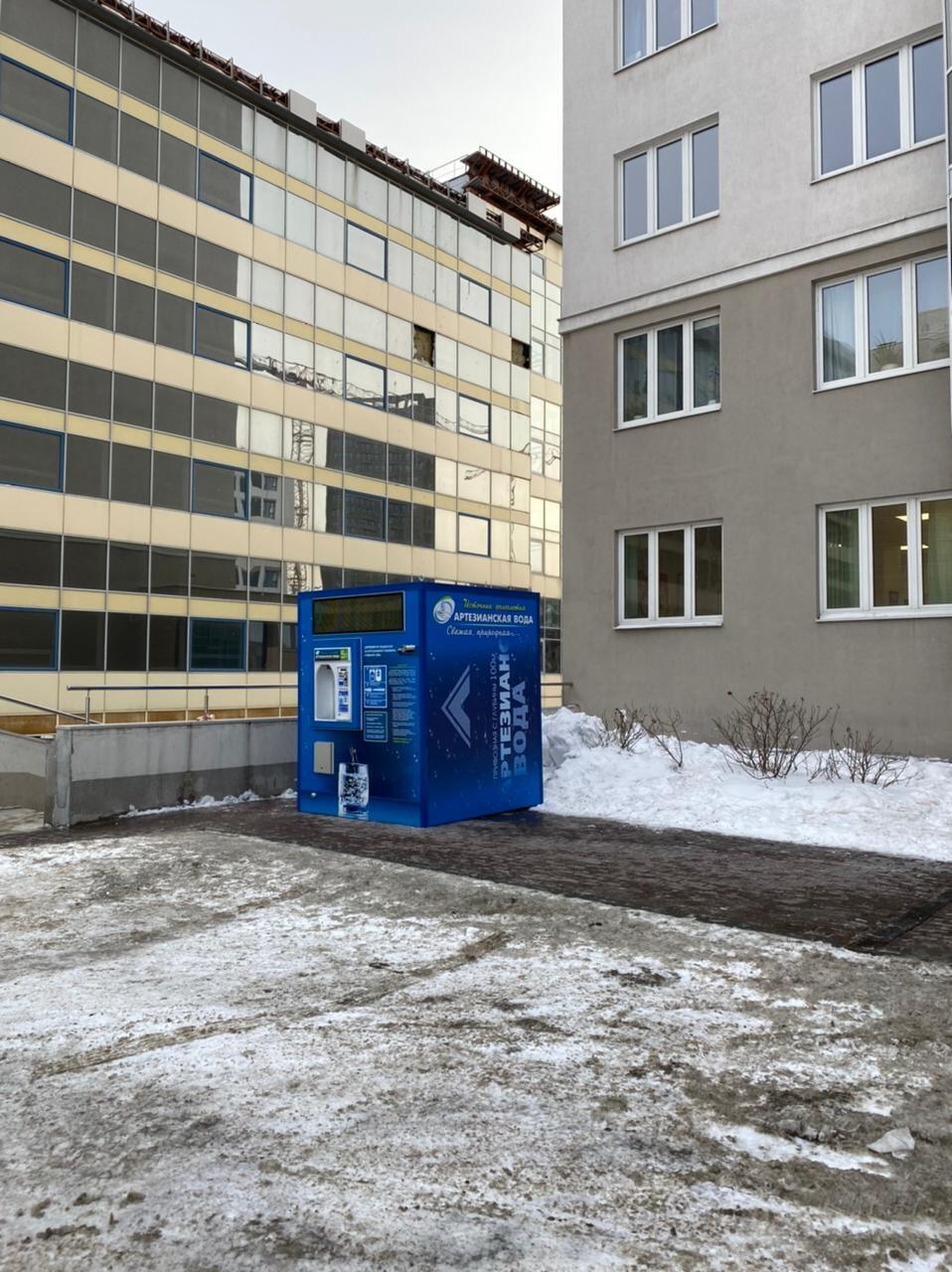 Киоск с водой у подъезда, заходящий на границу газона.Фото предоставлено Юрием Калеми