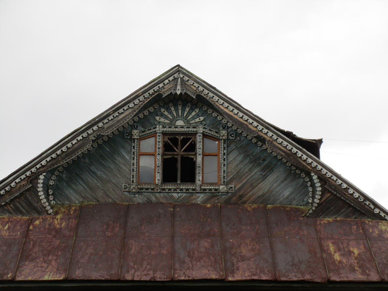 Один из деревянных домов, обнаруженных реставраторами в селе Кунара. Фото предоставлено Олегом Букиным