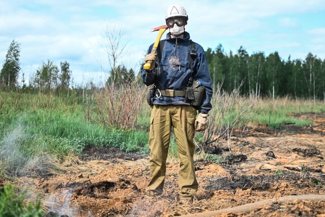 Павел на тушении торфяного пожара. Фото предоставлено героем