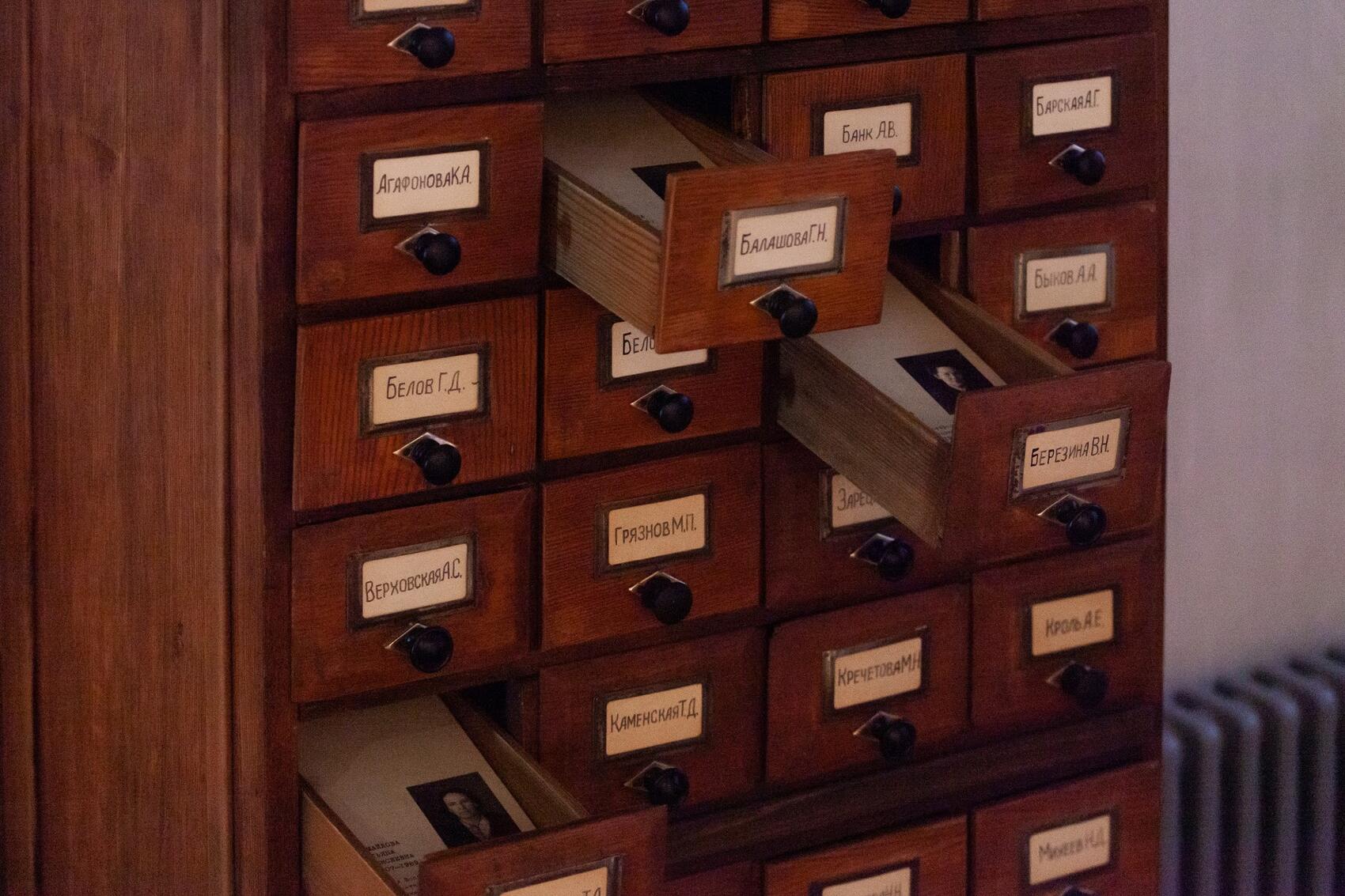 Картотека с портретами сотрудников музея, работавших в годы эвакуации Ленинградского Эрмитажа на Урал. Фото: Игорь Брук / It's My City