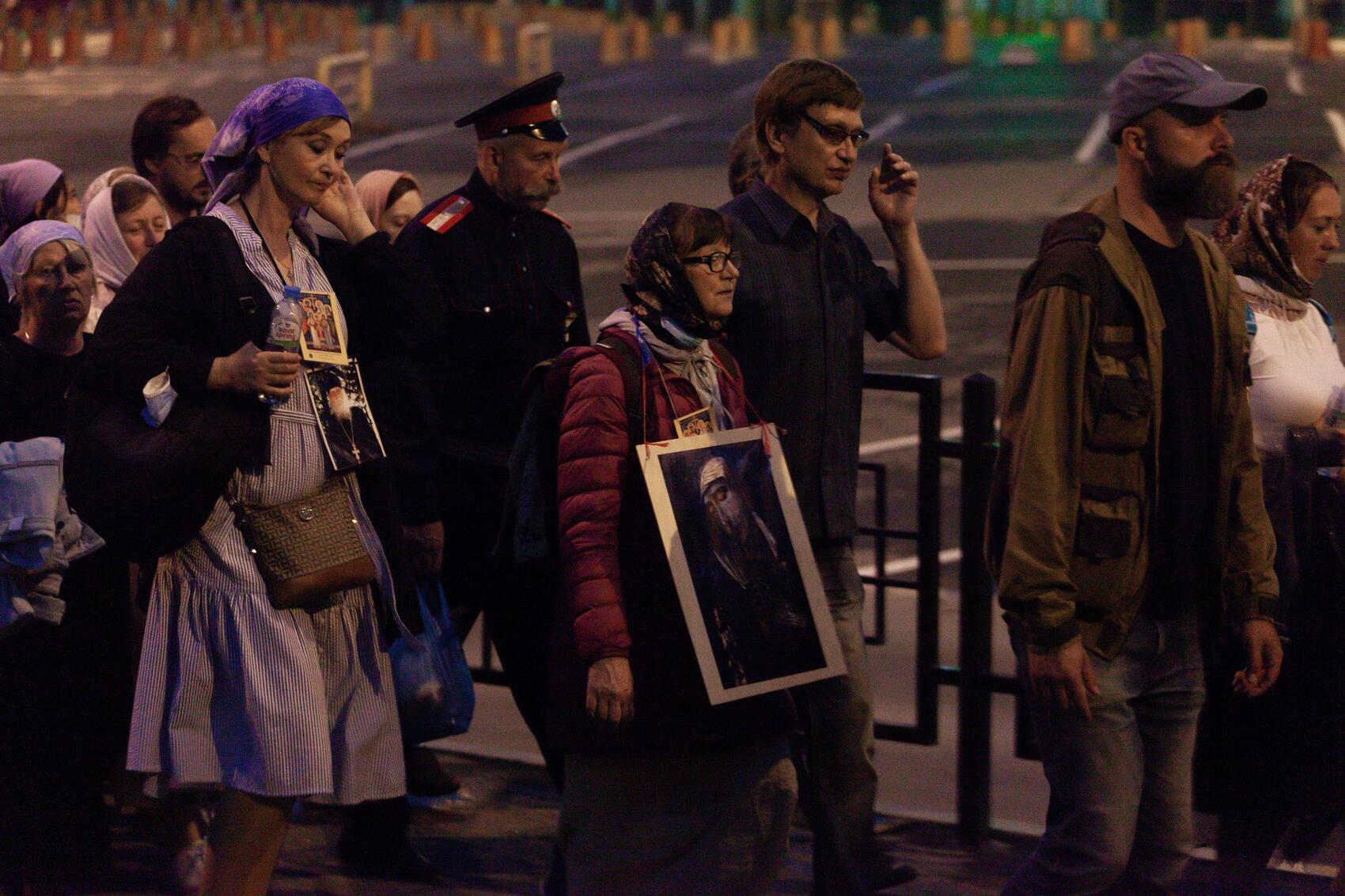 Ольга (в очках и с иконой на груди) в толпе людей. Фото: Игорь Брук / It's My City