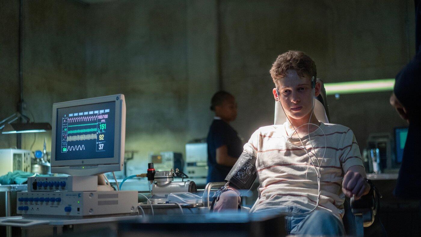 Кадр из сериала «Институт»