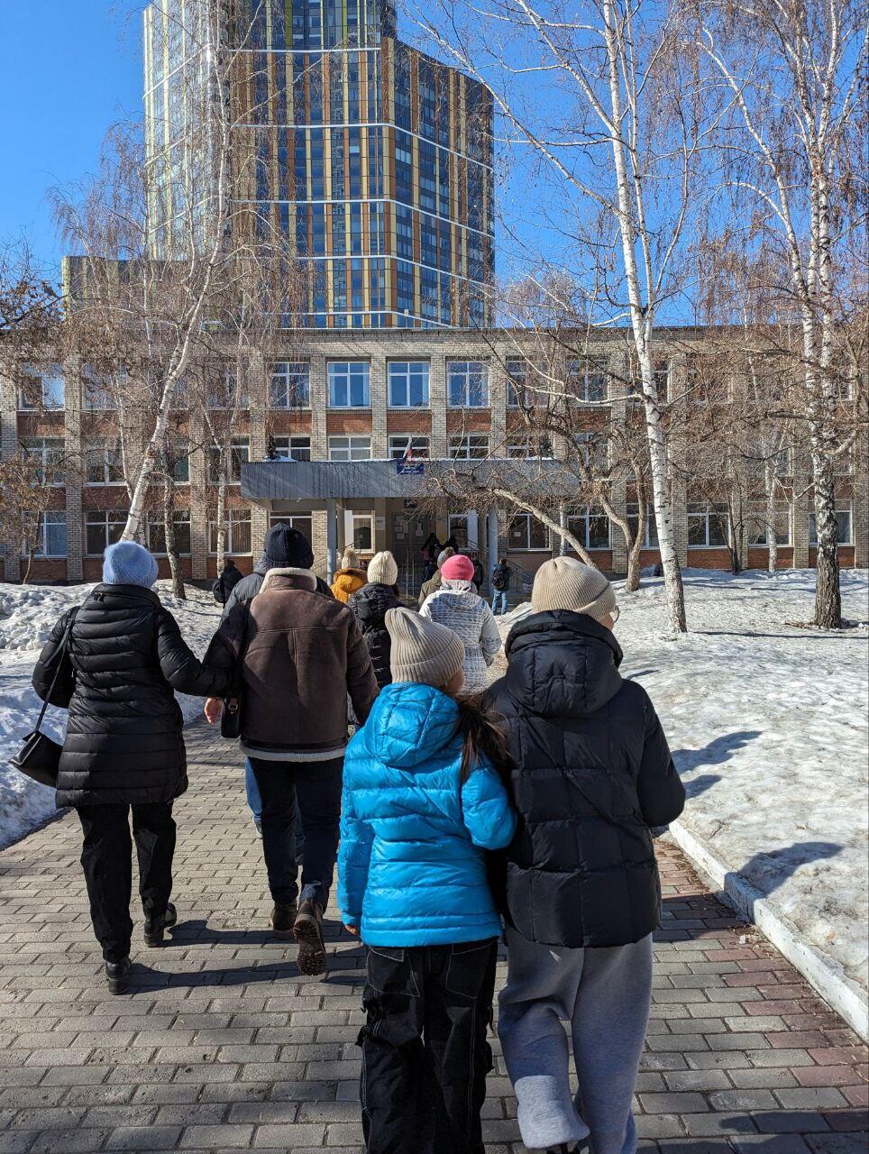 Очередь у школы №10. Фото: читатель It's My City